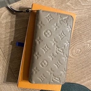 Selling Louis Vuitton wallet - $900